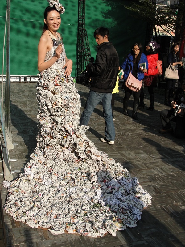 26.廢舊報紙時裝秀1.JPG