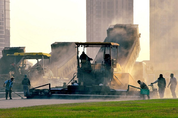 32.固廢變寶 綠色修路-大連星海廣場道路重修正在利用固體廢棄物采用就地熱再生工藝進行路面施工_DSC0879_副本.jpg