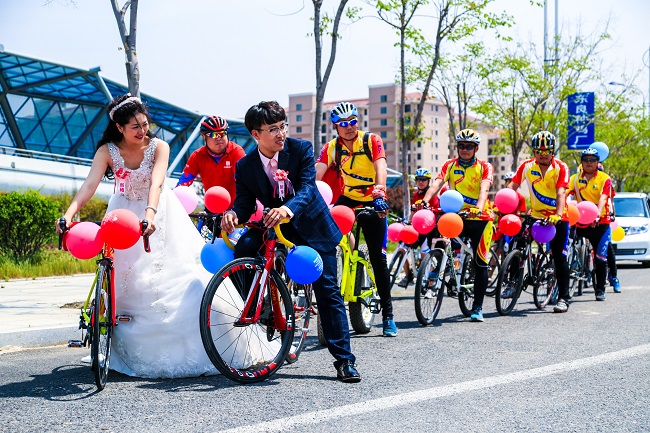 二等獎(jiǎng)-2：騎行婚禮2.JPG