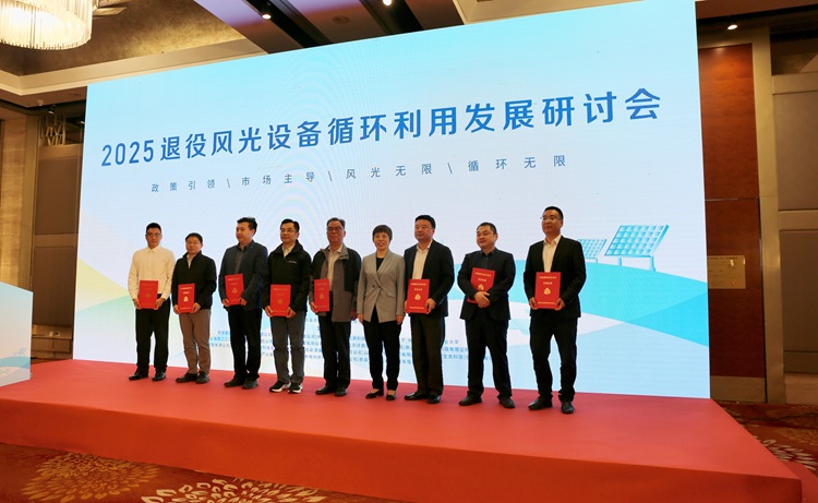 頒獎(jiǎng)?wù)掌?jpg